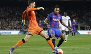 Knock-out Europa League: Barcelona hòa thót tim, Dortmund thua thảm
