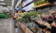 Mùng 2 Tết: Chợ, siêu thị bán lại, người dân chậm rãi mua sắm