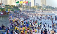 Du khách khắp nơi đổ về, bãi biển Vũng Tàu đông nghẹt
