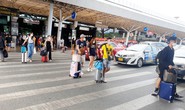 Cháy” vé máy bay nhiều chặng đến TP HCM, sân bay Tân Sơn Nhất chật kín khách