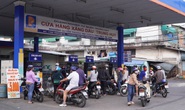 TP HCM: Lo xăng dầu tăng giá mạnh, nhiều người tranh thủ đổ đầy bình xe