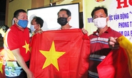 Tại Lăng Ngư Ông, ngư dân Đà Nẵng xúc động nhận cờ Tổ quốc
