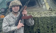 Nhạc công Ukraine bỏ nhạc cụ hồi hương cầm súng