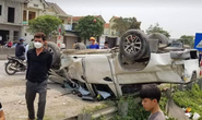 Xe bán tải bẹp dúm, lật ngửa sau khi bị tàu hỏa tông văng xa nhiều mét