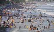 Vũng Tàu đang ken kín người từ đường đến bãi biển