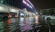 Chùm ảnh: Mưa trái mùa khiến đường phố ngập sâu, du khách lội nước rời ga Đà Nẵng