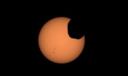 NASA  tung ảnh độc về mặt trăng xoáy sắp đâm hành tinh mẹ