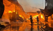 100 cảnh sát PCCC dập vụ cháy kho gỗ lớn lúc rạng sáng