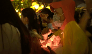 Người dân TP HCM đội mưa thả hoa đăng mừng lễ Phật đản