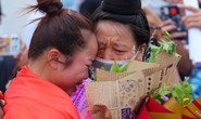 Lò Thị Hoàng ôm bố mẹ khóc nức nở sau khi giành HCV, phá kỷ lục ném lao