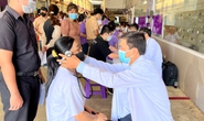 Hàng trăm công nhân hào hứng tham gia phiên chợ nghĩa tình