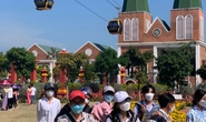 Hình ảnh du khách ùn ùn đi cáp treo ở Châu Đốc và Phú Quốc
