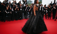 “Báo đen” làng mốt khuấy động thảm đỏ Cannes 2022