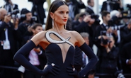 Nhiều siêu mẫu hở bạo đến không dám nhìn trên thảm đỏ Cannes 2022