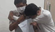 CLIP: Giám đốc CDC Đắk Lắk ôm nhân viên khóc nức nở
