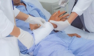 Cãi nhau với vợ, chồng tự đập gần đứt lìa cánh tay
