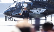 Tom Cruise 59 tuổi, tự lái trực thăng đến thảm đỏ