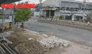 CLIP: Ôtô tông thẳng dải phân cách ở Bạc Liêu