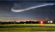 “UFO” hình con sứa rơi ra từ tên lửa, bay ngang bầu trời nước Mỹ