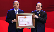 Chủ tịch nước Nguyễn Xuân Phúc tặng Huân chương Độc lập hạng nhì cho nhà thơ Hữu Thỉnh