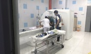 Bé trai 8 tuổi chấn thương não sau khi va vào bạn ở trong lớp