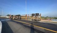 Nổ vỏ, container lật nhào trên cao tốc TP HCM - Trung Lương