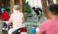 Cầu Long Biên xuống cấp, người dân ngó lơ cảnh báo