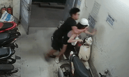 CLIP: Cô gái trẻ bất ngờ bị nam thanh niên khống chế, sàm sỡ từ phía sau