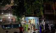 Người đàn ông tử vong do điện giật nghi vừa sạc pin vừa bấm điện thoại