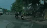 CLIP: Cô gái bị giật điện thoại ngã úp mặt xuống đường ở Hóc Môn