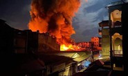 Cháy dữ dội tại chợ bán quần áo lớn, hơn 100 cảnh sát được huy động dập lửa