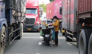 Kẹt xe hàng giờ trên cầu Phú Mỹ, tài xế tắt máy xuống đường tán gẫu