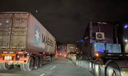 CLIP: Ớn cảnh xe container ken cứng ở TP Thủ Đức, nhiều xe con leo lề