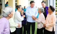 Bí thư Hà Nội Đinh Tiến Dũng thăm và tặng quà người có công