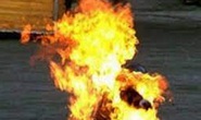 Mang 4 can xăng tới nhà người tình tự thiêu