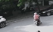 CLIP: Ôtô lùi nuốt 3 người đi trên xe máy vào gầm