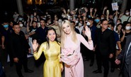 Hoa hậu Thế giới 2021 Karolina Bielawski duyên dáng trong áo dài Việt