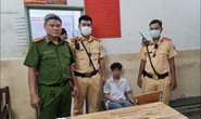CSGT xuống xe đuổi theo khống chế 1 nam thanh niên trong công viên Tao Đàn
