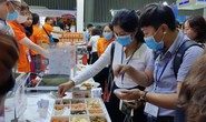 Xếp hàng chờ thưởng thức hải sản tại hội chợ thủy sản lớn nhất Việt Nam