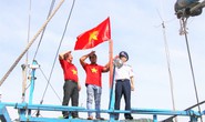 Ngư dân Bình Định xúc động đón nhận cờ Tổ quốc