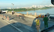 Xe tải tông gãy lan can cầu Thanh Trì, lao xuống sông Hồng