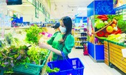 Giá xăng giảm, giá thực phẩm tại siêu thị hạ nhiệt