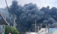 CLIP: Đang cháy lớn ở Long An, khói lửa bao trùm 1 vùng rộng lớn