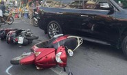 Xe ôtô lao vào 5 xe máy dừng trước chợ Phú Nhuận