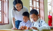Nông Thúy Hằng mang sách lên vùng cao