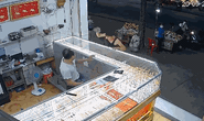 CLIP: Nhiều người nhặt vàng sau vụ cướp kỳ lạ ở Bình Dương