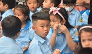 Nhiều trường tiểu học ở TP HCM bắt đầu lùi giờ vào học