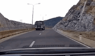CLIP: Ôtô lao ngược chiều ở Bình Định, gây bão mạng