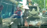 Clip người bán hàng rong nghi đưa tiền bảo kê: Tạm đình chỉ tự quản viên