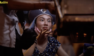 Hoa hậu Thùy Tiên mặc đồ bộ, tất tả bán khô mực ở Nhà thờ Đức Bà